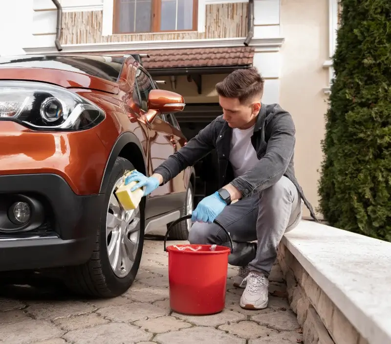Lavage auto à domicile Longueville-sur-Scie : professionnel intervenant sur un véhicule